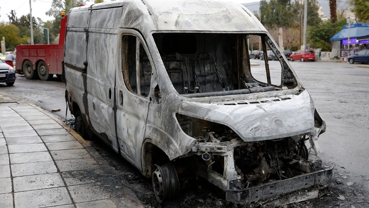 Ζωγράφου: Άγνωστοι πυρπόλησαν τα ξημερώματα οχήματα