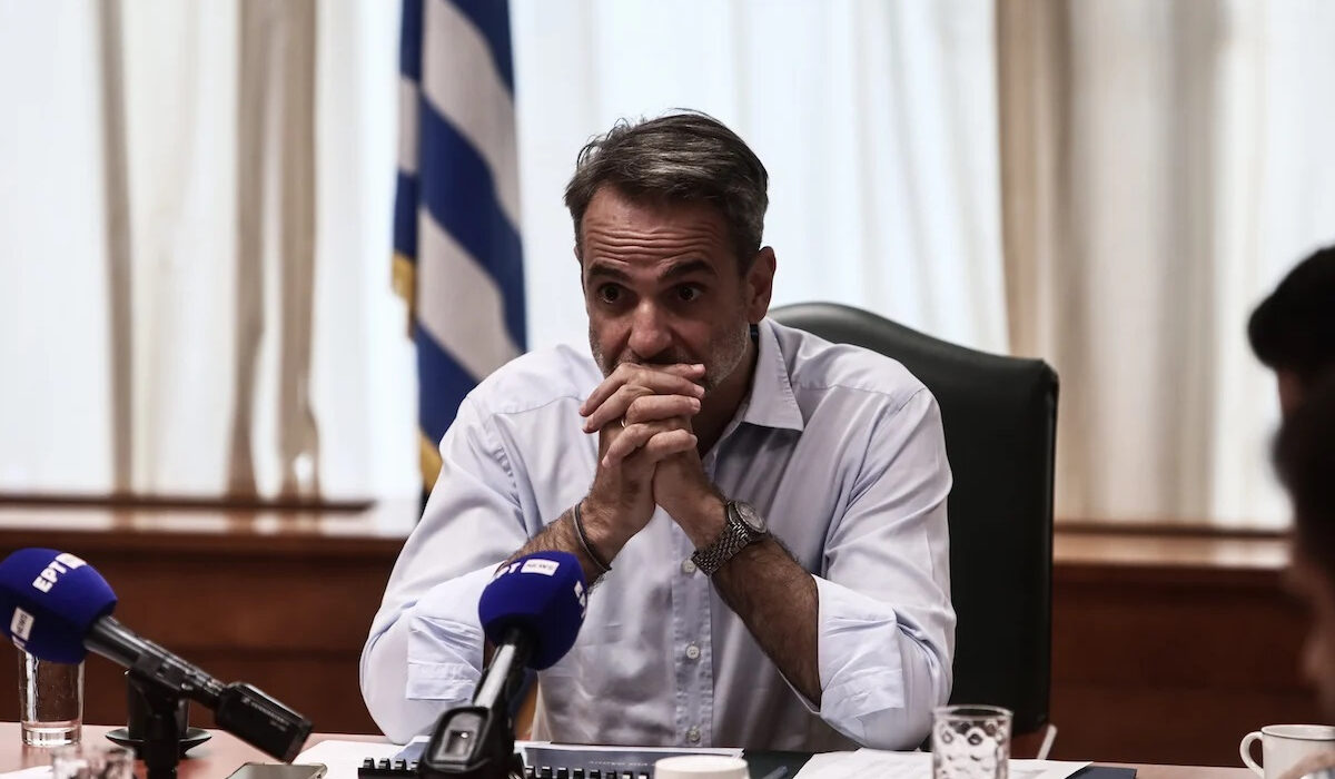 Στο Κέντρο Επιχειρήσεων της Πολιτικής Προστασίας ο  Κ. Μητσοτάκης – Ενημερώνεται για τις φωτιές