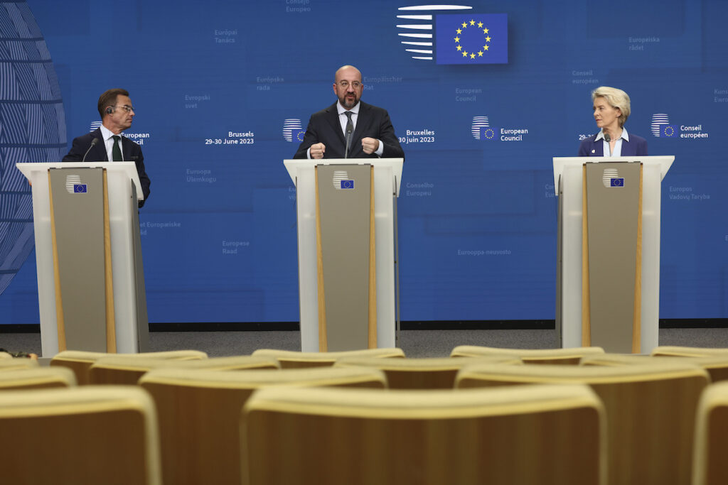 Politico: Βαρύς χειμώνας για την Ευρώπη – Η οικονομία πέφτει, το πολιτικό θερμόμετρο ανεβαίνει