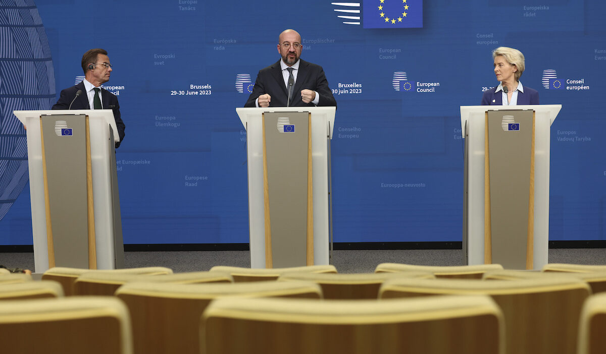 Politico: Βαρύς χειμώνας για την Ευρώπη – Η οικονομία πέφτει, το πολιτικό θερμόμετρο ανεβαίνει
