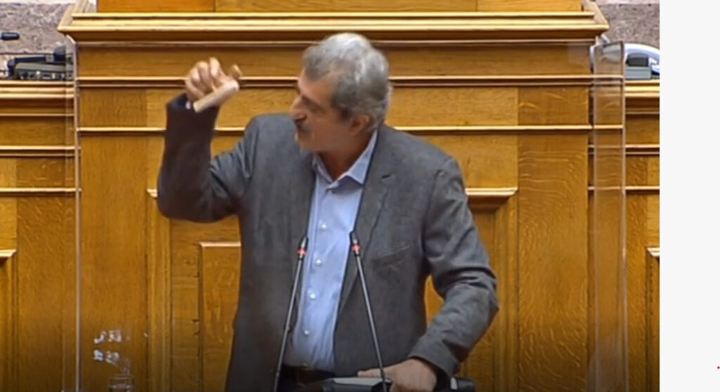 Σφραγίδα της πολεοδομίας «δώρισε» στον υφυπουργό Περιβάλλοντος ο Πολάκης