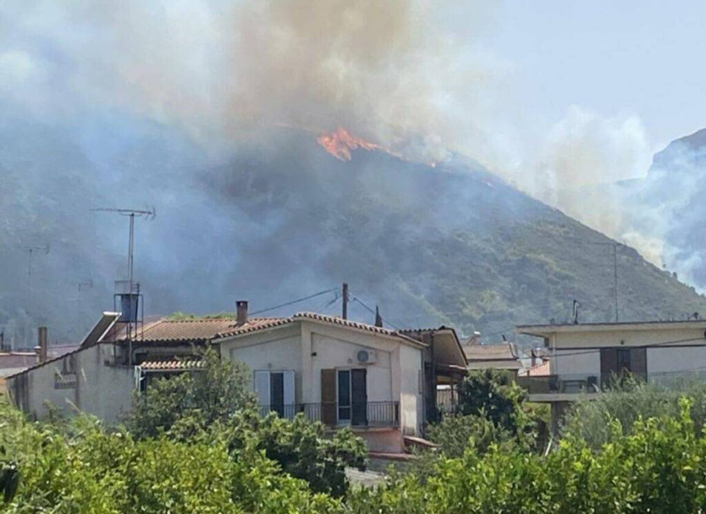 Φλέγονται Εύβοια και Αίγιο: Ήχησε το 112 – Εκτός ελέγχου τα μέτωπα της φωτιάς