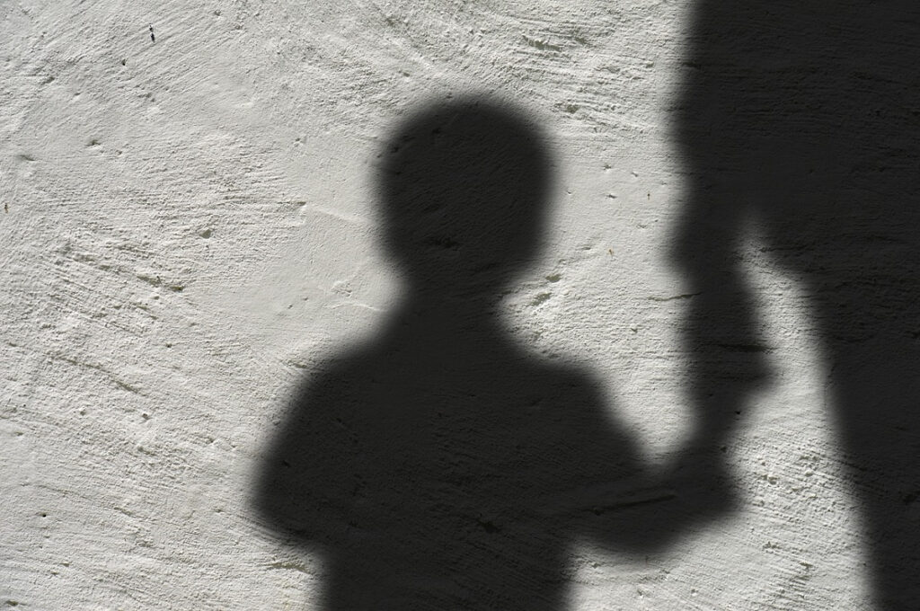 Φρίκη με τον βιασμό 4χρονου από τον πατέρα του: Ανατριχιαστικές περιγραφές και ο ρόλος της γιαγιάς