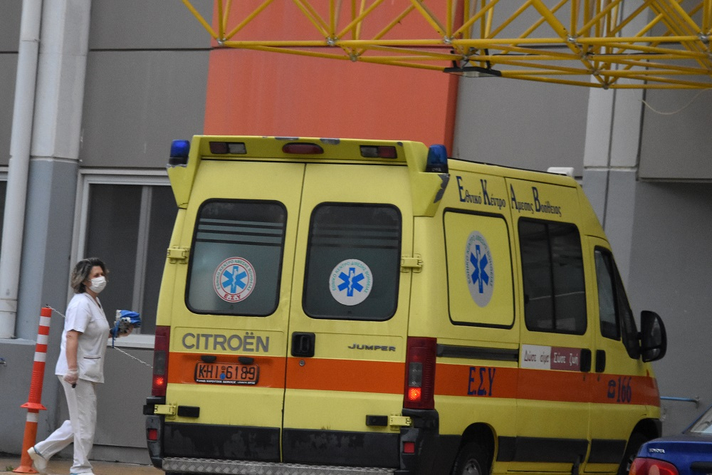 Δύο υπάλληλοι του ΕΚΑΒ θετικοί σε κορονοϊό – 30 άτομα σε καραντίνα