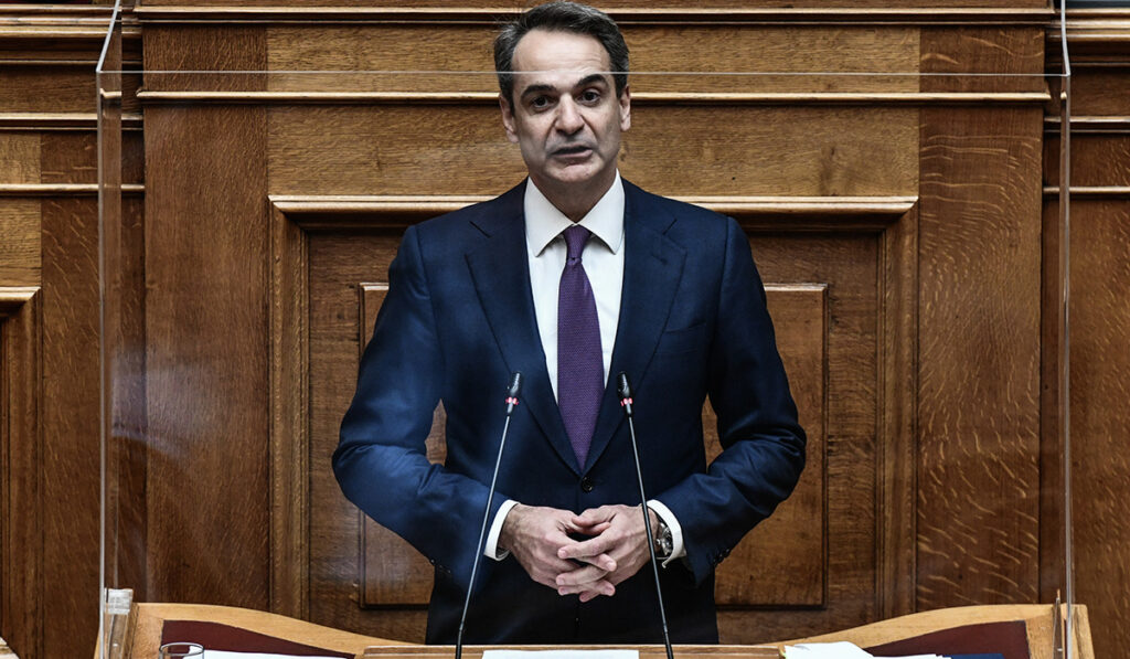 Μητσοτάκης: Απολογία «ναυάγιο» στη Βουλή, επιστράτευσε από τον Τζον Λεκαρέ μέχρι τον… Περίανδρο