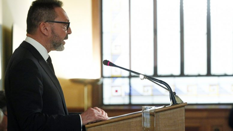 Η μοναξιά του κεντρικού τραπεζίτη