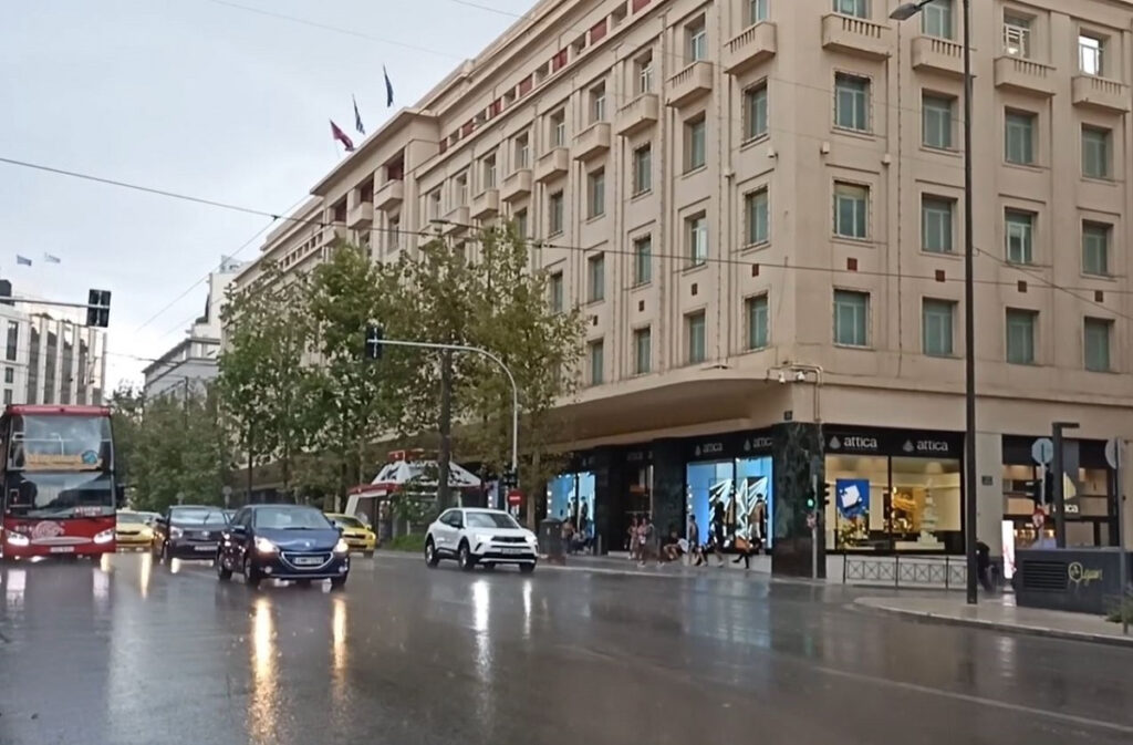 «Χτύπησε» και το κέντρο της Αθήνας η κακοκαιρία – Βίντεο από τη βροχή στην Αττική