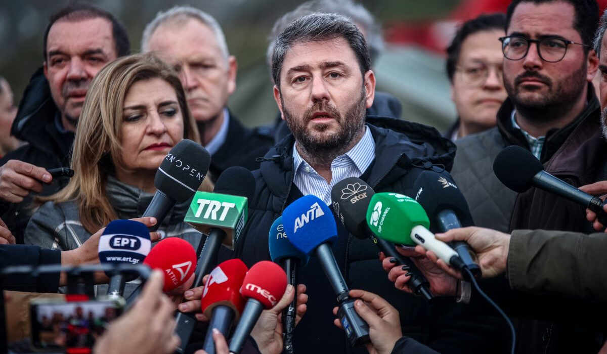 Ανδρουλάκης στα Τέμπη: Ανείπωτη τραγωδία με ένα τεράστιο γιατί