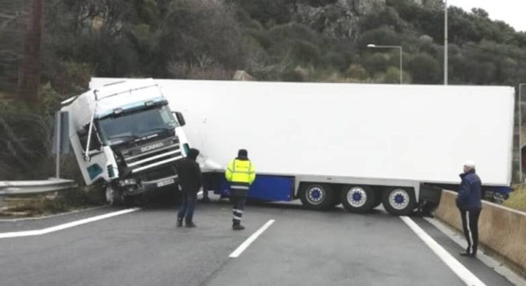 Νταλίκα «δίπλωσε» στο Άνω Διακοπτό – Μεταφέρει φυσικό αέριο