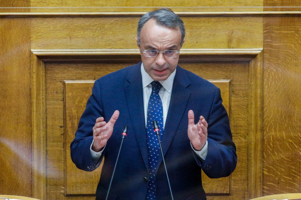 Διπλό «όχι» Σταϊκούρα σε νέα μέτρα στήριξης και μείωση του ΕΦΚ στη βενζίνη