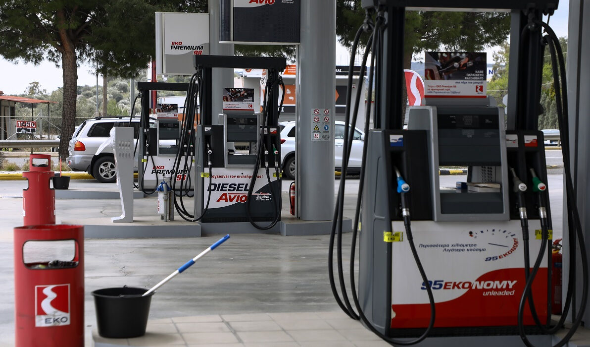 Μαύρα μαντάτα για τη βενζίνη: Σπάει κάθε ρεκόρ και φτάνει τα 2,40 ευρώ το λίτρο την Παρασκευή