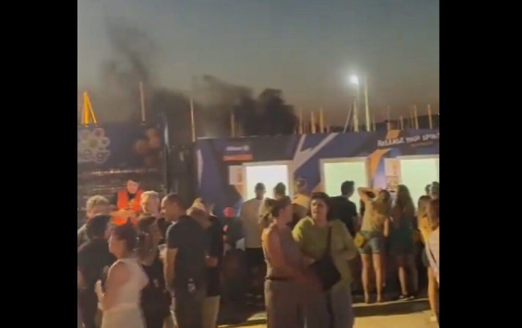 Φωτιά στο γήπεδο του beach volley στην Καλλιθέα – Πυκνοί καπνοί στο Φάληρο (βίντεο)