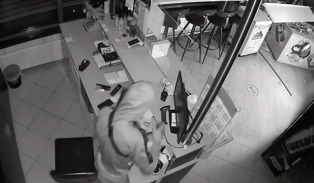 Θεσσαλονίκη: Βίντεο ντοκουμέντο από ληστεία σε βενζινάδικο – Διέλυσαν τα ρολά με φορτηγό