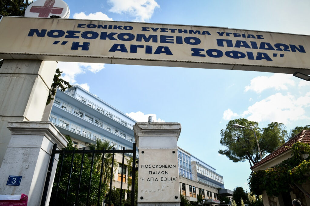 SOS για τα παιδιατρικά νοσοκομεία: «Φορέστε μάσκα, στις γιορτές θα γίνει κόλαση»