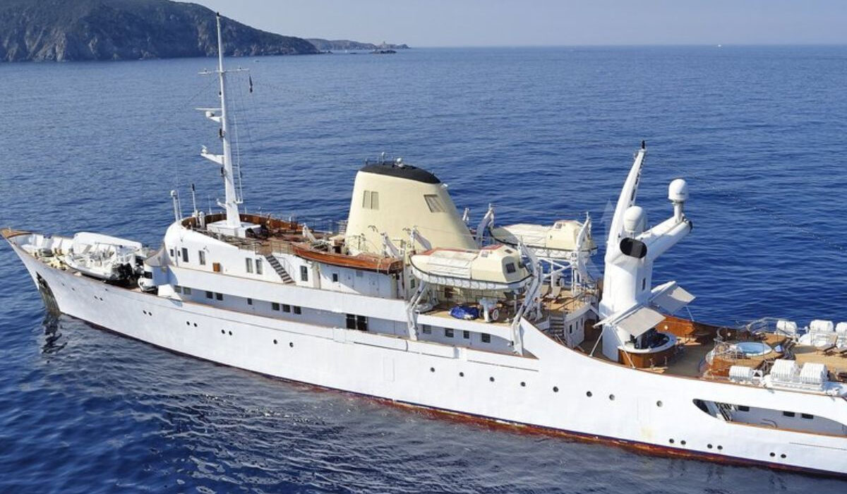 Η θρυλική «Christina O» του Ωνάση διασχίζει τον Ισθμό της Κορίνθου
