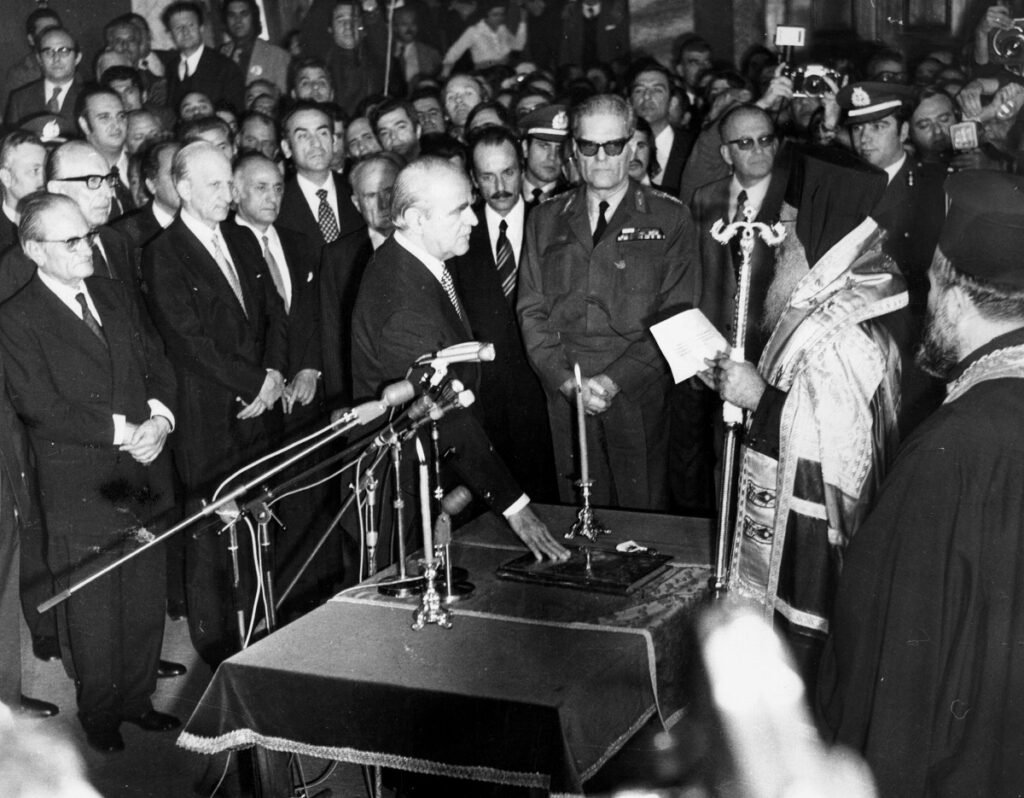 Πώς και γιατί επιλέχθηκε η λύση Καραμανλή – 48 χρόνια Μεταπολίτευση
