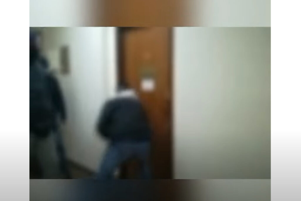 Ρουβίκωνας: Παρέμβαση στο γραφείο του δικαστικού επιμελητή που έκανε έξωση στην Ιωάννα Κολοβού