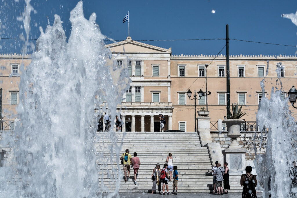 Καύσωνας Κλέων: «Ομπρέλα» προστασίας από τα 45αρια – Τηλεργασία, άδεια, μειωμένο ωράριο (Έκτακτα μέτρα)