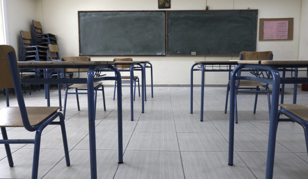 Τρίκαλα: Έριξαν καπνογόνα μέσα σε λύκειο – Στο νοσοκομείο τρεις μαθητές και μια καθηγήτρια