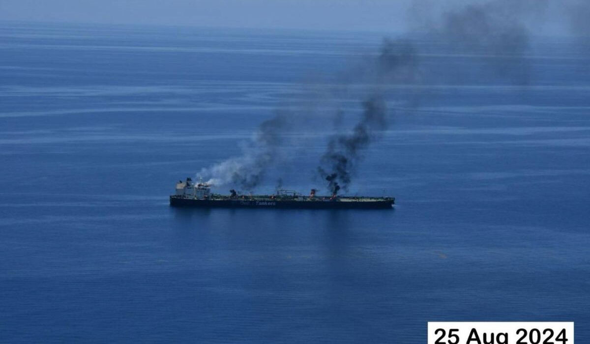 Το δεξαμενόπλοιο Sounion καίγεται σε πέντε σημεία 4 μέρες μετά από την επίθεση των Χούτι – Φωτογραφίες