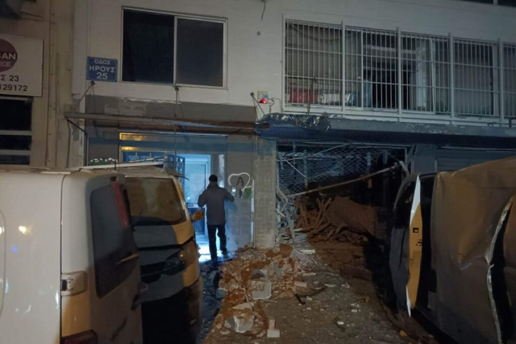 Ισχυρή έκρηξη τα ξημερώματα σε επιχείρηση στον Κολωνό – Ζημιές σε ΙΧ