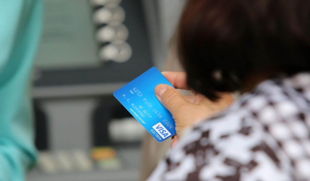 Πώς καταργείται το αφορολόγητο των συνταξιούχων: Το όριο των 1.400 € και η Εισφορά Αλληλεγγύης (Παραδείγματα)