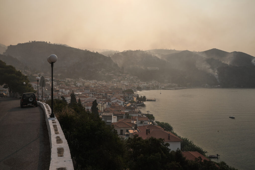 Φωτιά στην Εύβοια: Ανεξέλεγκτα τα μέτωπα – Προς Ιστιαία η φωτιά – Οι περιοχές που εκκενώνονται