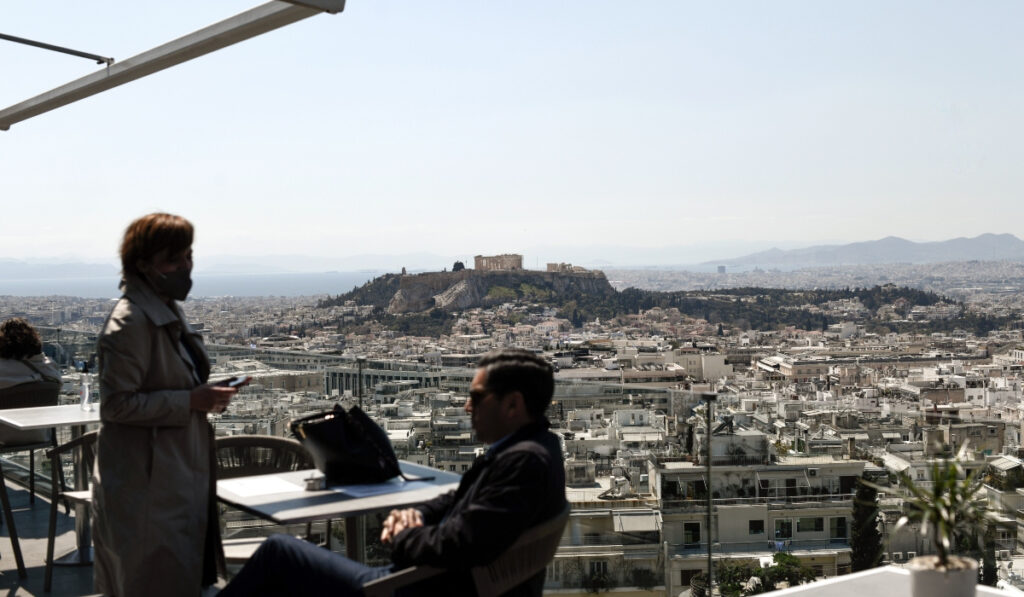 Καιρός: Ζέστη και συννεφιά το Σάββατο – Πού θα βρέξει