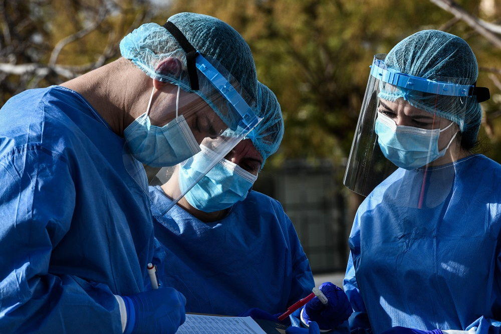 Πού εντοπίζονται τα 716 κρούσματα, όλες οι περιοχές – Πειραιάς, Αχαΐα και Εύβοια στα ύψη