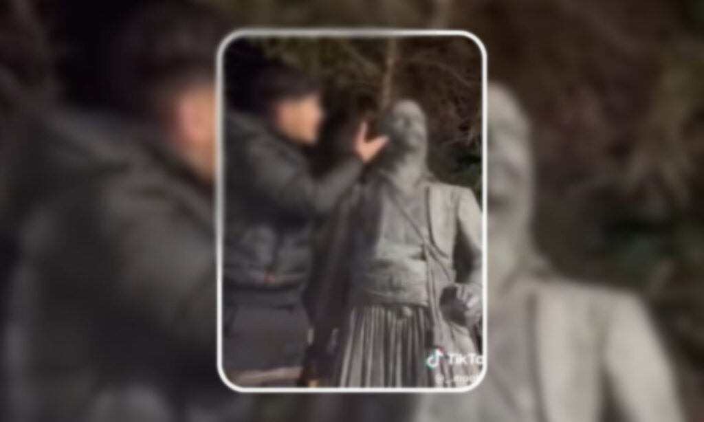 «Συγγνώμη, θα το σκουπίσω» – Μετανιωμένος ο νεαρός που έφτυσε ανδριάντα ήρωα της Επανάστασης στη Θεσσαλονίκη