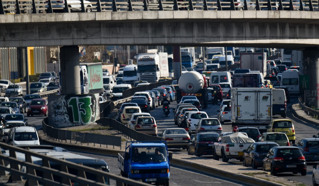 Κίνηση στους δρόμους: Απέραντο πάρκινγκ ο Κηφισός – Μποτιλιάρισμα χιλιομέτρων
