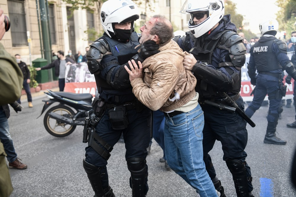 Βροχή από χημικά στο κέντρο της Αθήνας για να διαλύσουν τη συγκέντρωση του ΚΚΕ
