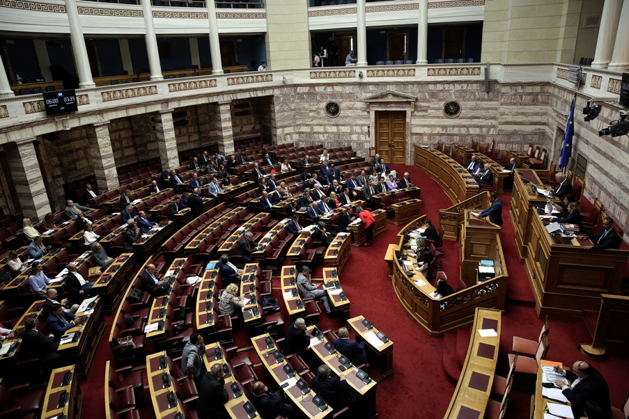 Ενός λεπτού σιγή στη Βουλή για τα θύματα στο Μάτι