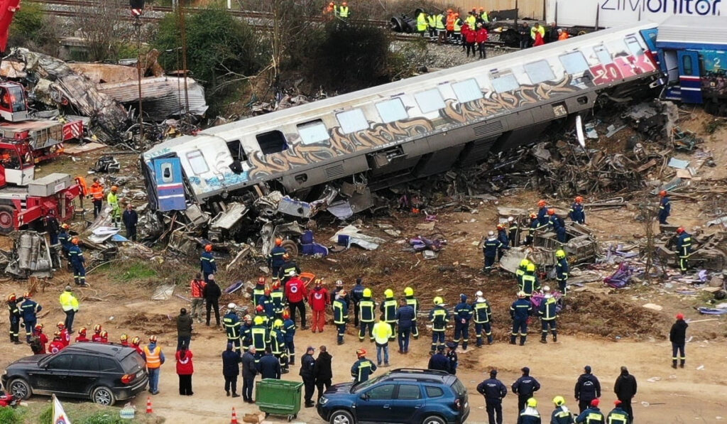 «Περισσότερο σεβασμό κ. Μητσοτάκη» – Ξεχειλίζει η οργή από τους συγγενείς των θυμάτων των Τεμπών