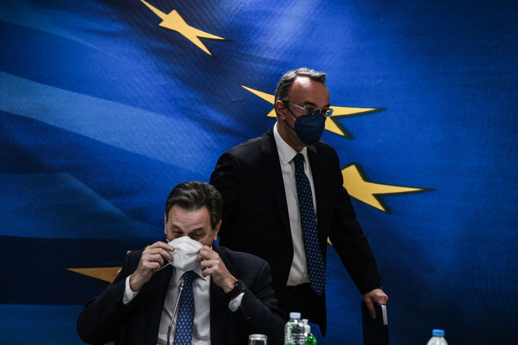 Κοινωνικό επίδομα: Φρένο από Σκυλακάκη, γκάζι από Σταϊκούρα – Άδωνι