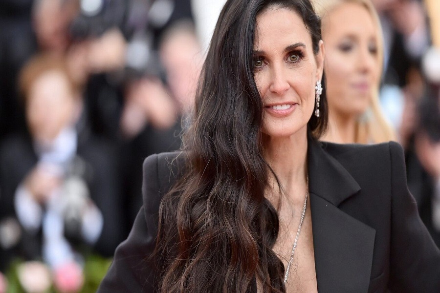 Η Demi Moore φωτογραφίζεται γυμνή μετά από 30 χρόνια για το εξώφυλλο του Harper’s Bazaar