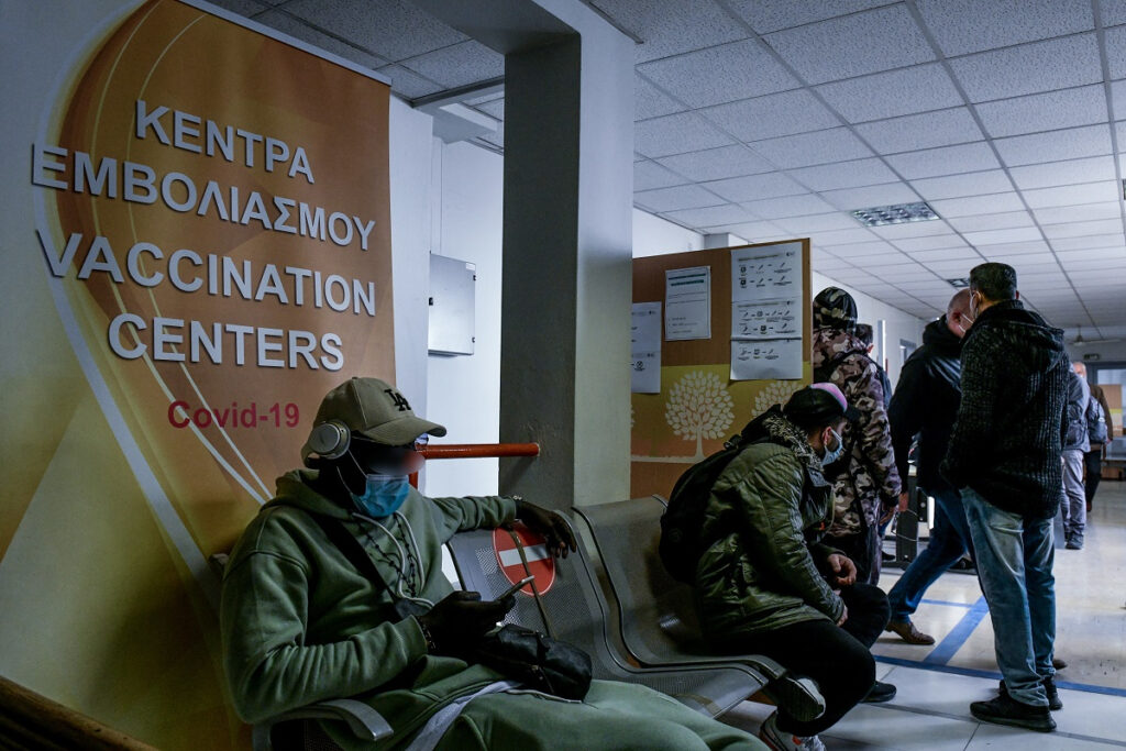 Υποχρεωτικός εμβολιασμός σε όλους άνω των 50 – Νέα μέτρα την επόμενη εβδομάδα