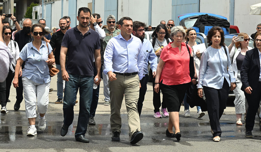 Στο λιμάνι της Καλαμάτας ο Τσίπρας, στον χώρο που βρίσκονται οι διασωθέντες του ναυαγίου της Πύλου