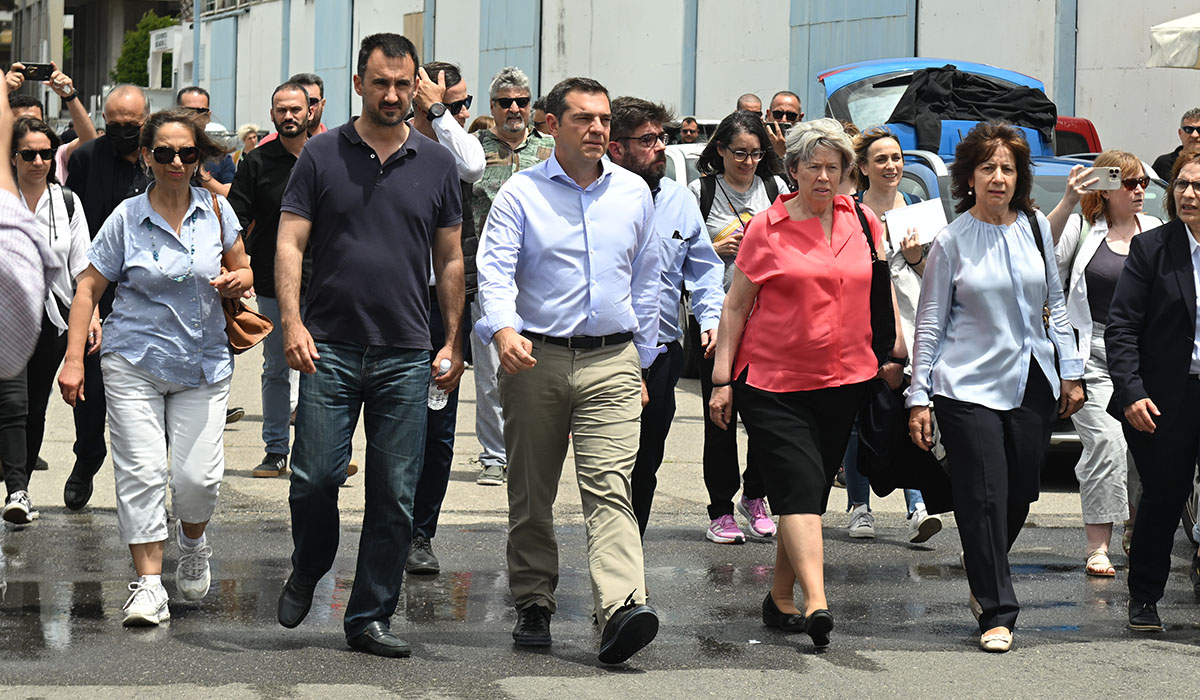 Στο λιμάνι της Καλαμάτας ο Τσίπρας, στον χώρο που βρίσκονται οι διασωθέντες του ναυαγίου της Πύλου
