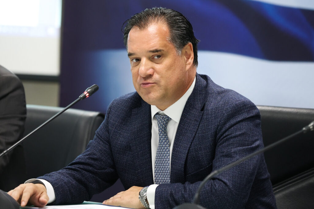 «Κίτρινη κάρτα» του Μαξίμου στον Άδωνι – Φρένο στις τηλεοπτικές παραστάσεις