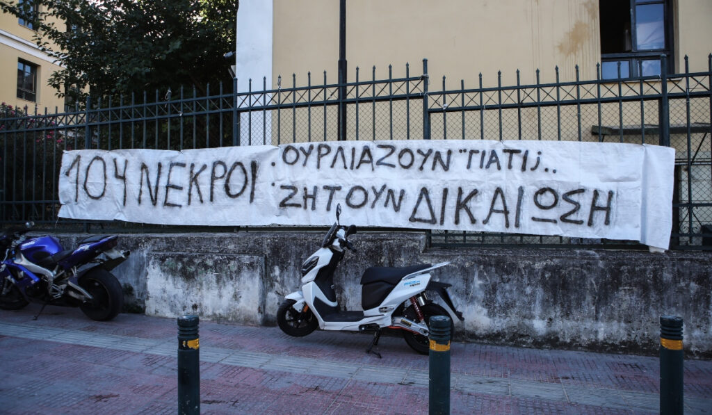 Μάτι: Εξαγοράσιμες οι ποινές των 6 ενόχων, αφέθηκαν ελεύθεροι – Οργή των συγγενών, πέταξαν καρέκλες