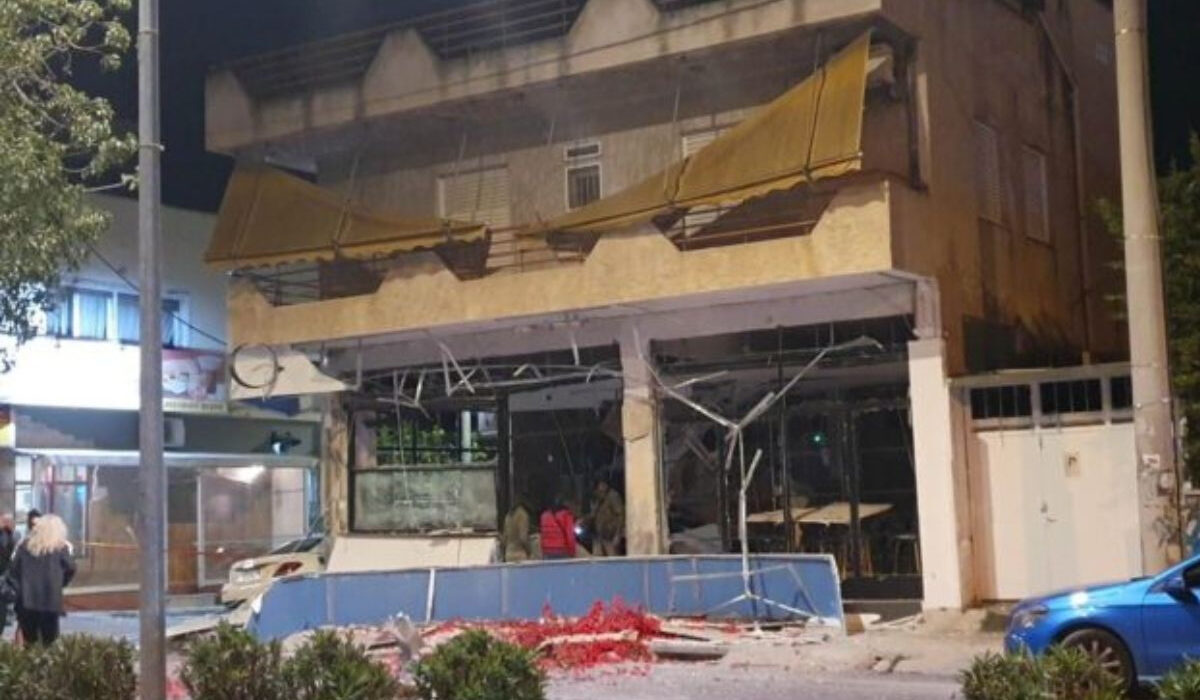 Νέο Ηράκλειο: Ισχυρή έκρηξη διέλυσε καφετέρια – Είχε ανοίξει πριν το Πάσχα