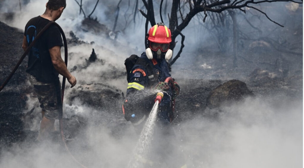 Υπό μερικό έλεγχο η φωτιά τώρα στο όρος Λάκκα Λιοντάρι στο Μαρκόπουλο Ωρωπού