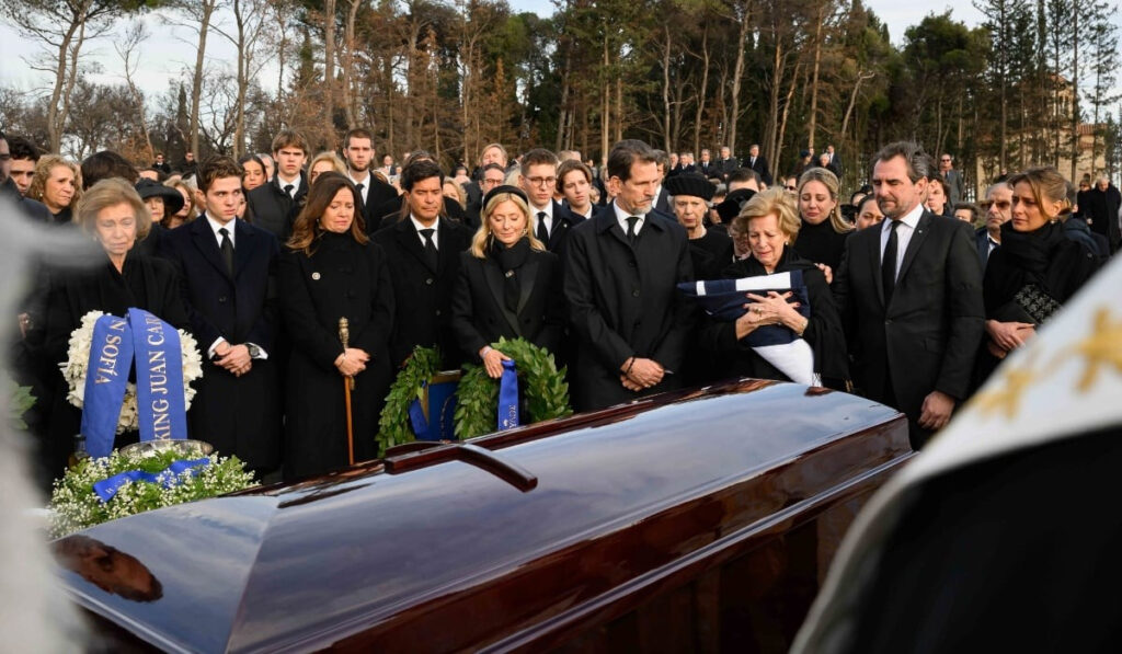 Τέως βασιλιάς Κωνσταντίνος: Τι αναγράφεται στον τάφο του στο Τατόι