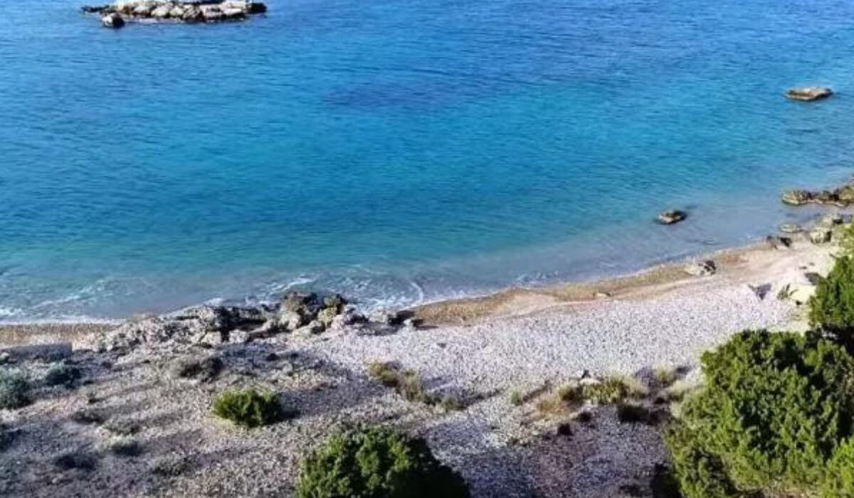 Πώς θα πάτε στη μυστική παραλία κάτω από το ακριβότερο σπίτι της Ελλάδας