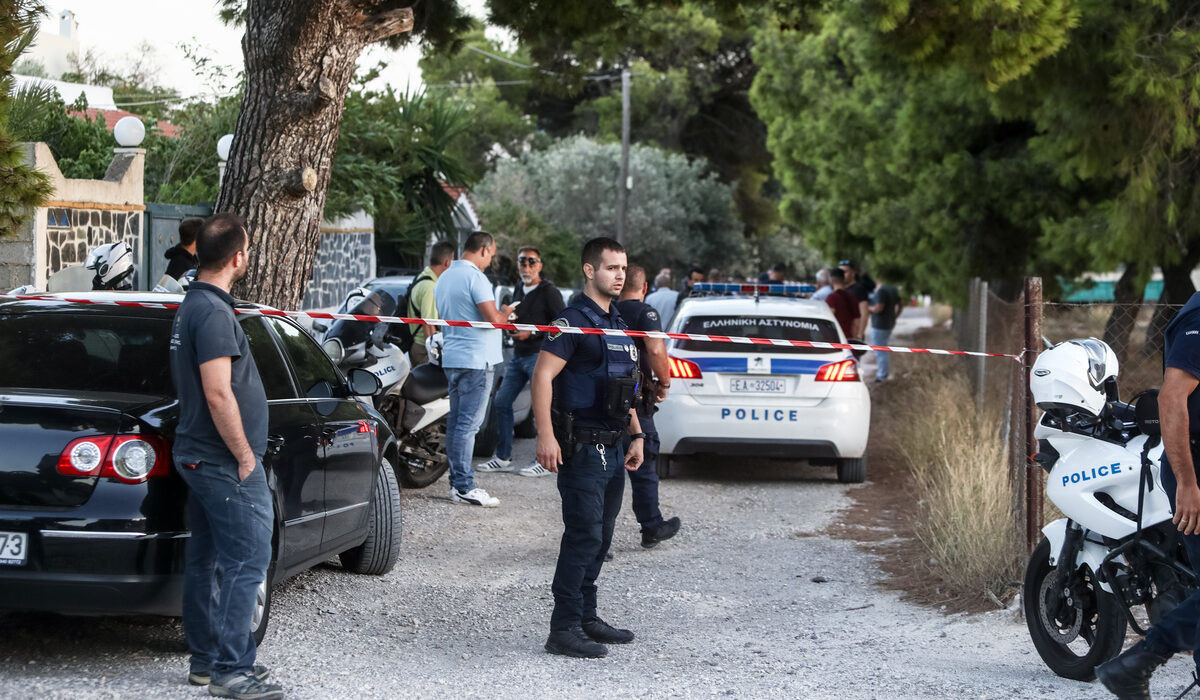 Μακελειό με 6 νεκρούς στην Αρτεμιδα: Ενα μαύρο ΙΧ και μια μηχανή αναζητούν οι αρχές – Εντοπίστηκαν πάνω από 25 κάλυκες