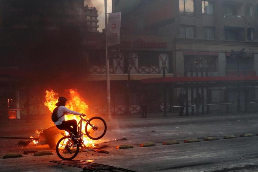 Χιλή: «Βρισκόμαστε σε πόλεμο» – Κι άλλες πόλεις σε κατάσταση εκτάκτου ανάγκης