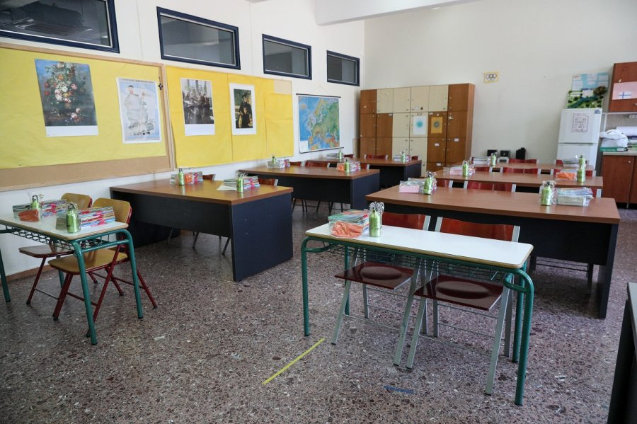 Πώς ανοίγουν τα σχολεία τον Σεπτέμβριο – Ψάχνουν με πόσα κρούσματα θα κλείνει η τάξη