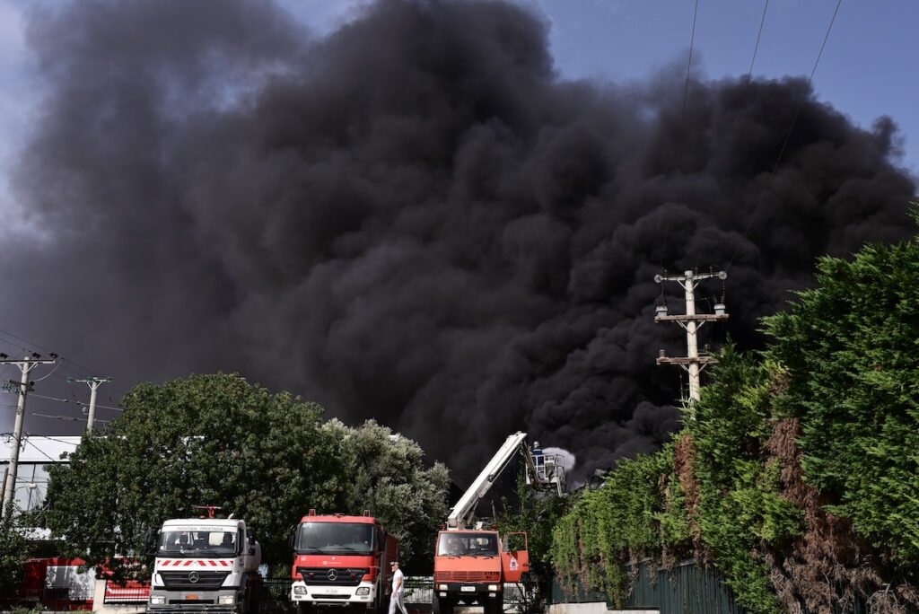 Φωτιά στην Κηφισιά: Τι πρέπει να προσέχουμε εξαιτίας της τοξικής ατμόσφαιρας – Οι οδηγίες πνευμονολόγου