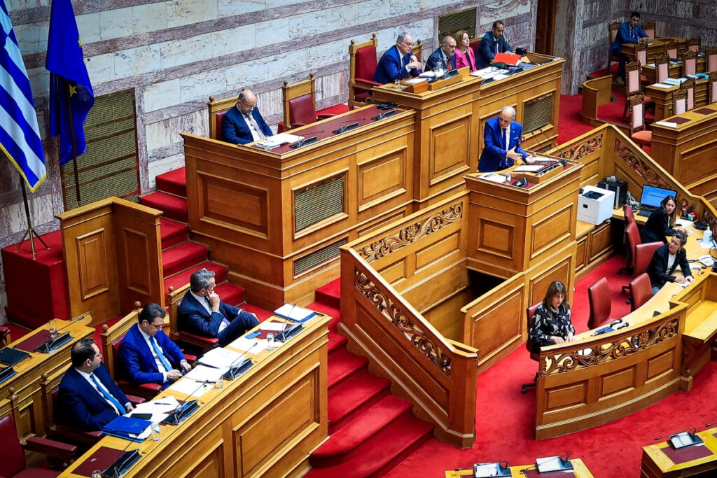 Αποχώρησε εκνευρισμένος ο Μητσοτάκης από τη Βουλή – Το θερμό επεισόδιο με τον Βελόπουλο (Βίντεο)